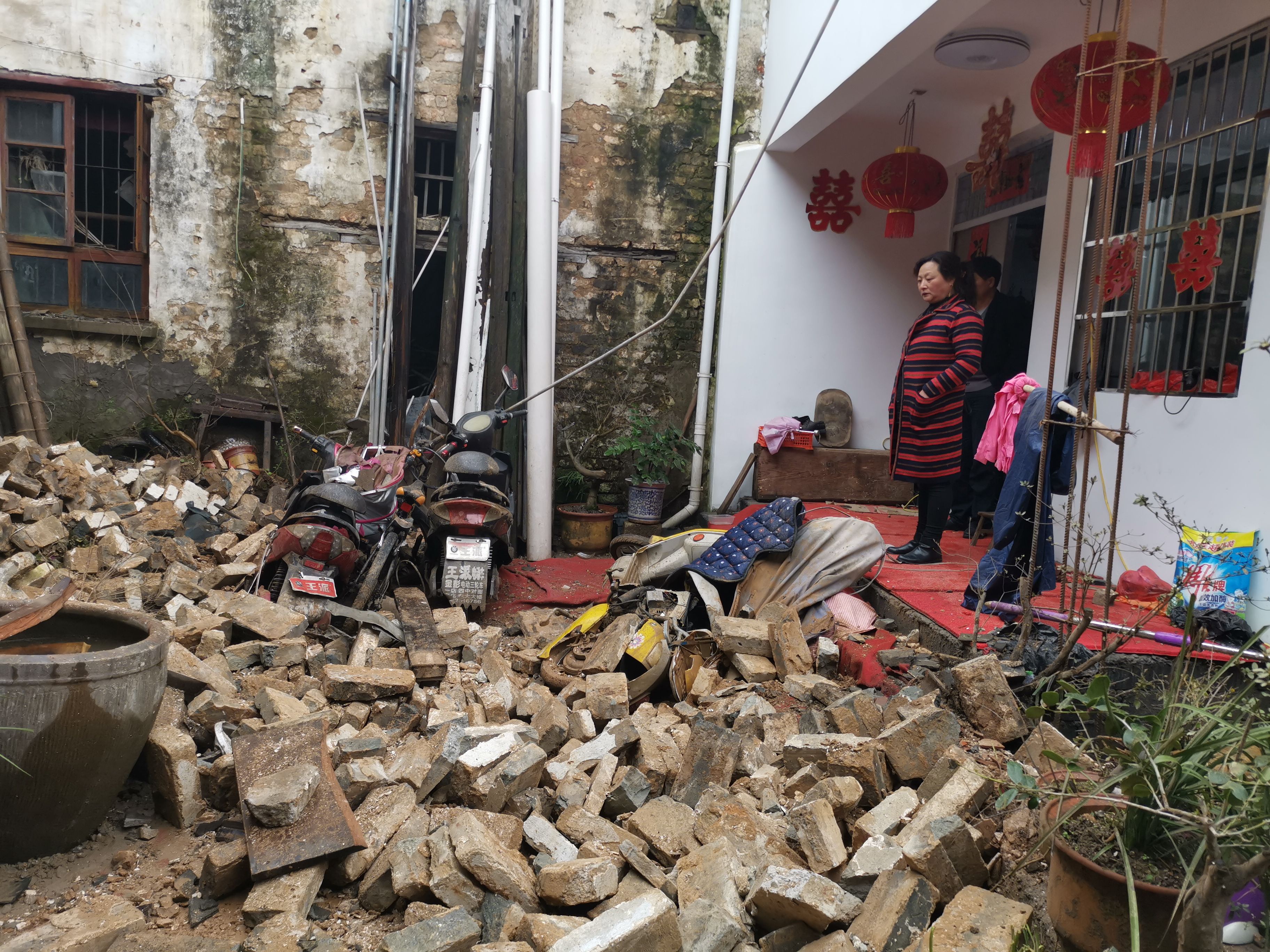 黄山市屯溪老街一民房墙体倒塌所幸无人员受伤