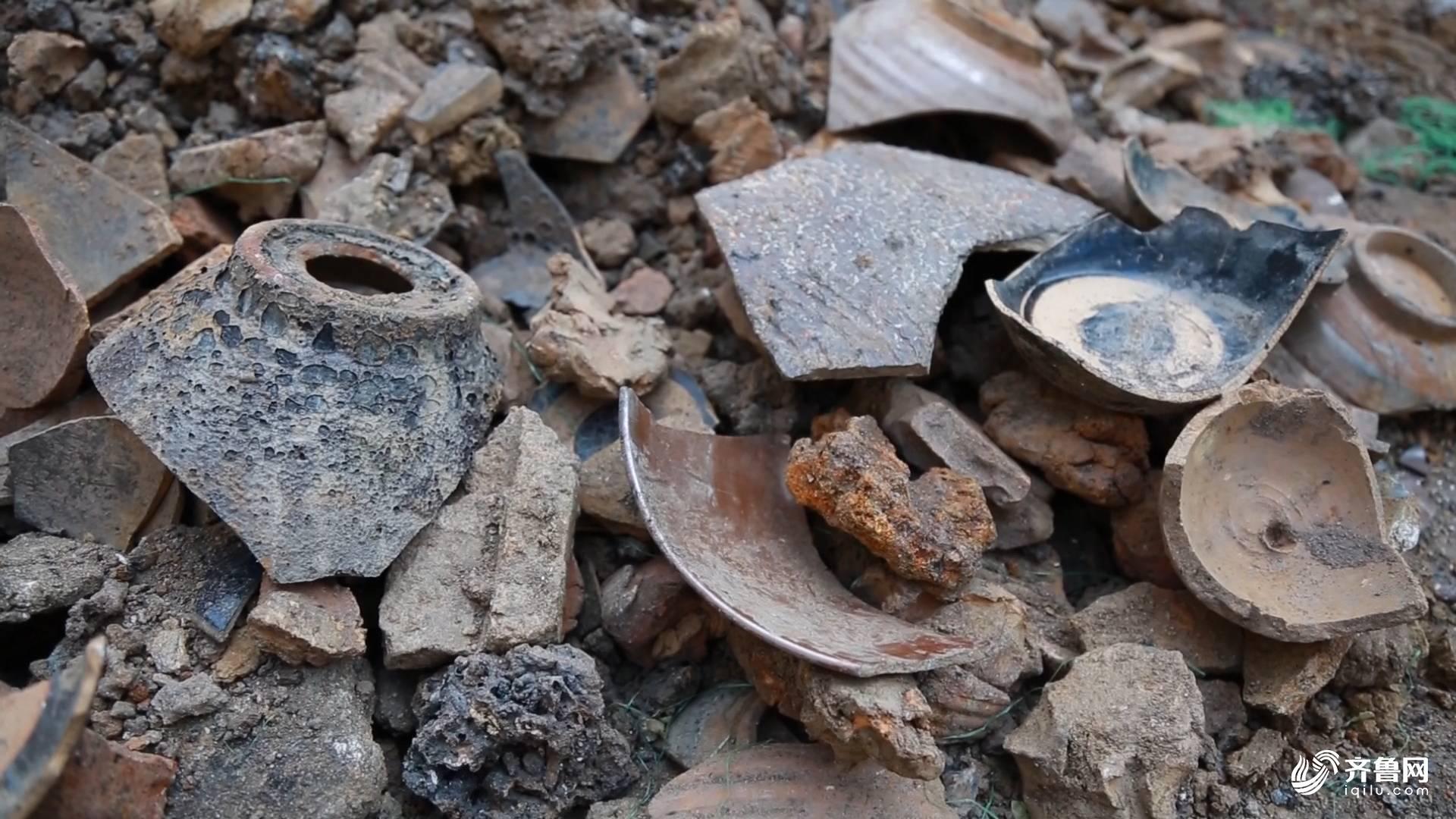 6米的坑,我们发现周边有一些陶瓷碎片,经测量2.3米左右就是文化层.