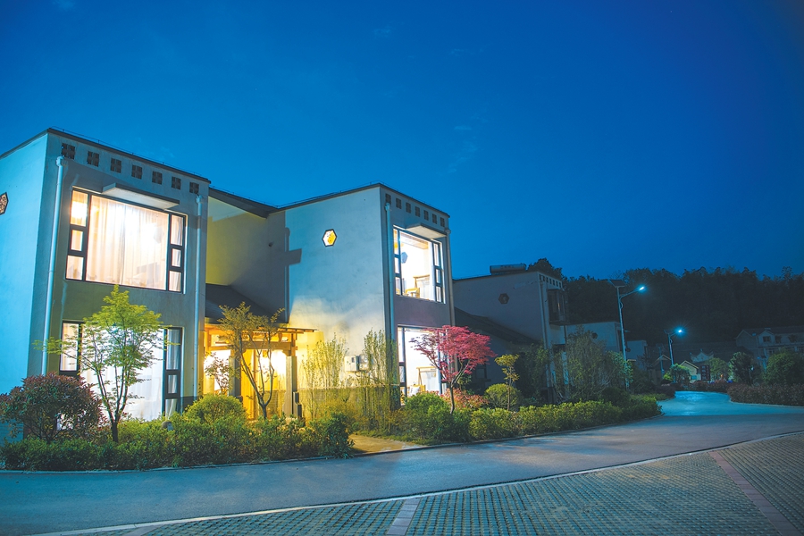 4月18日晚,大湾村的民宿内灯火通明,许多游客选择留宿山村,体验山乡之