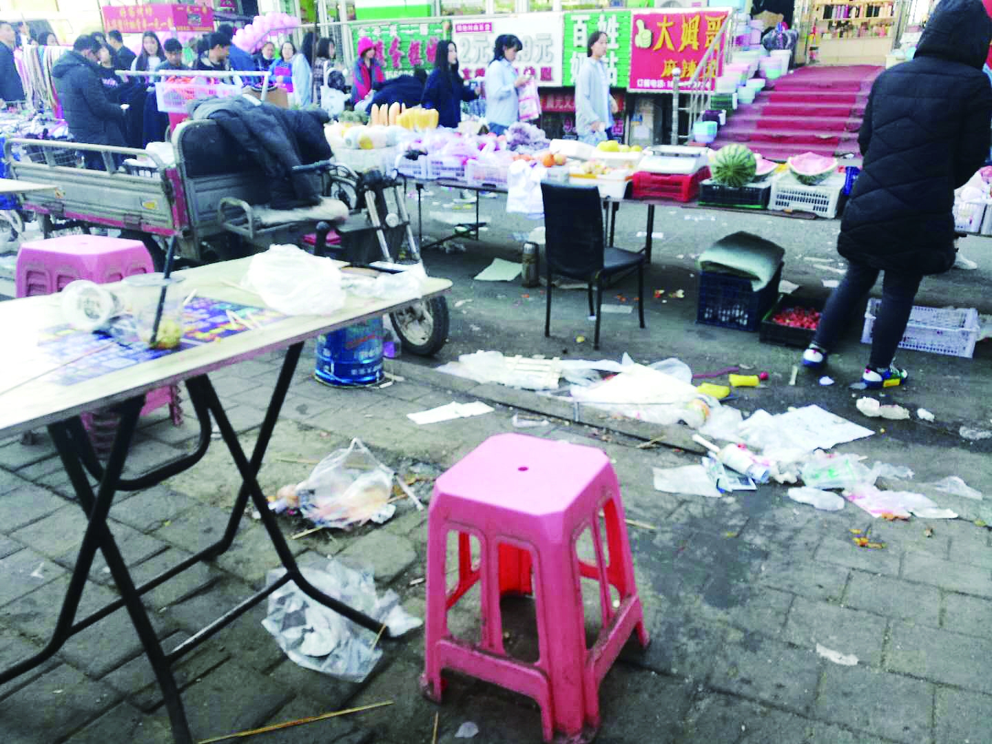 上百摊位闹到晚十点遍地油污垃圾 裕民街道办:已下整改通知