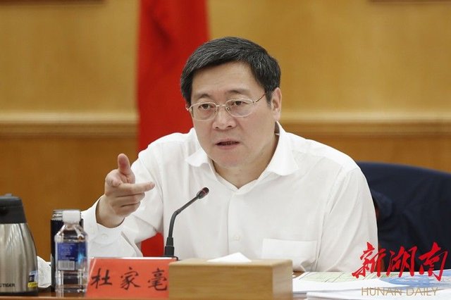 (今天下午,省委书记杜家毫召开会议,研究推动"三干两轨"和长沙黄花
