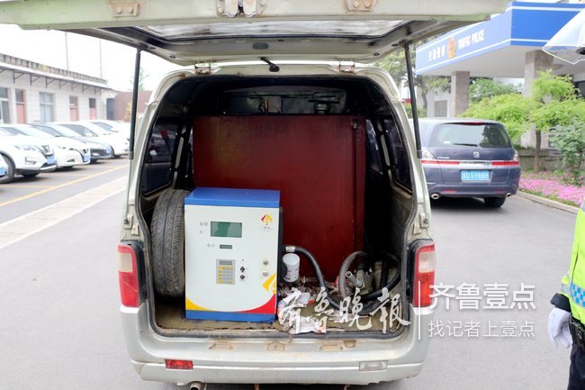 滕州市公安局交警大队民警在路面执勤中查获了一辆非法改装"黑加油车"