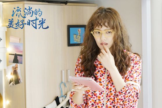 电视剧《流淌的美好时光》正在热播,其中剧中的羊毛卷女孩郝湉成功