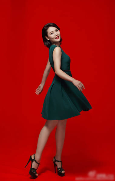 柳红陈莹晒近照穿深v裙身材姣好