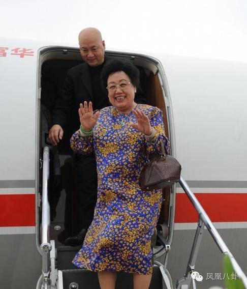 陈丽华经常邀请丈夫一起去参加商业谈判和项目决策会,可迟重瑞对生意