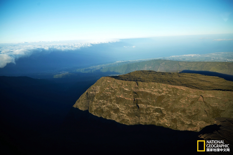 山頂的火山岩地貌極其年輕,彷彿還透著餘溫,要不是有一條公路穿過,會