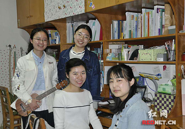 长沙一高校现学霸宿舍 8名女生全考取研究生_湖南频道_凤凰网