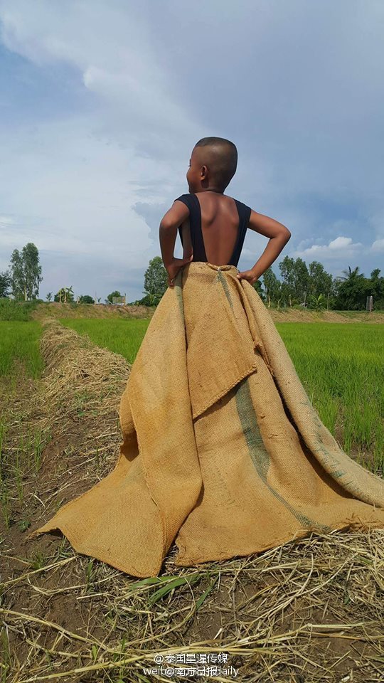 [独家]农村时装秀:九岁泰国男孩麻袋造型不输超模 _凤凰网资讯_凤凰网