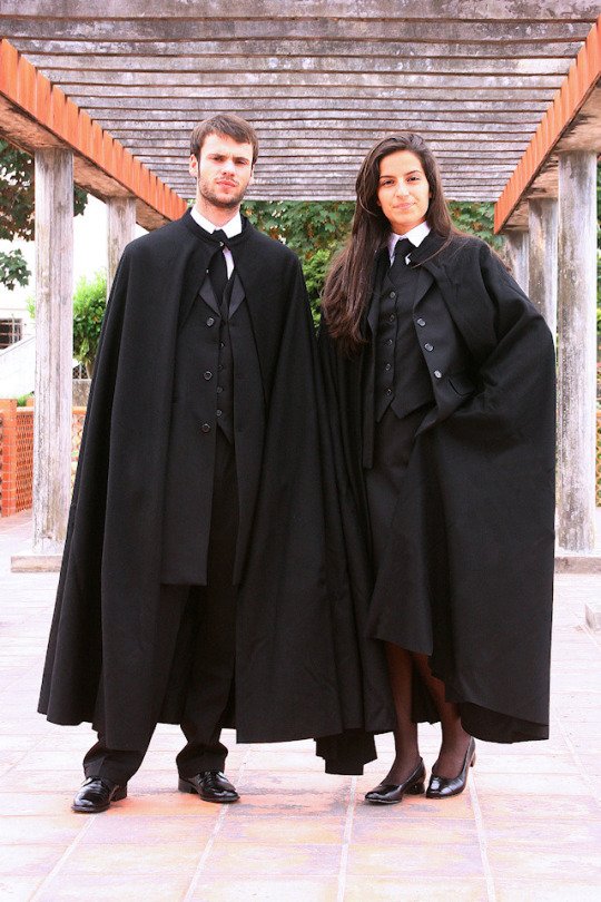 葡萄牙科英布拉大学,这校服风格你们感受一下……老师,我想去这个