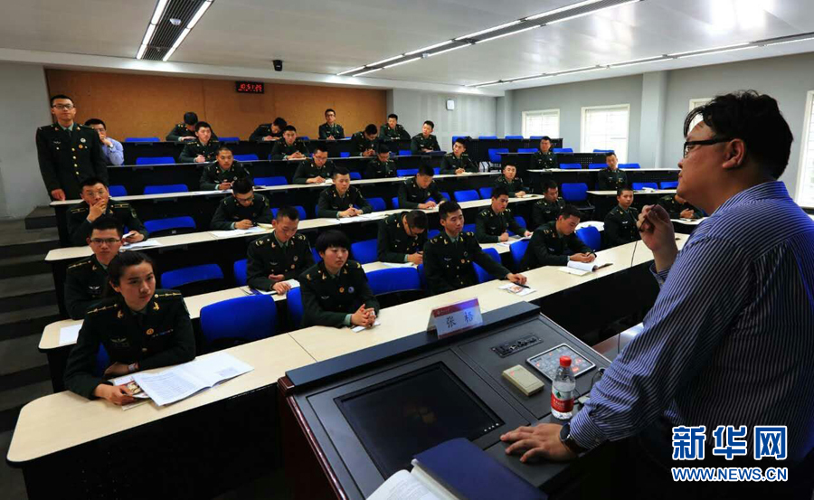 "雷锋班"官兵在北京大学听大学教授授课.谭卫兵 摄