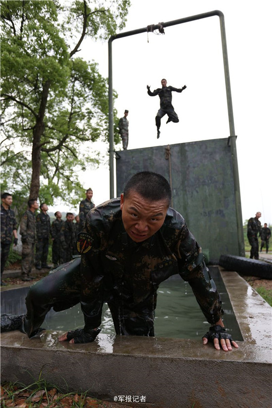 火箭军警卫伪装连组织进行"猎人"障碍训练