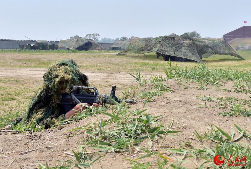 配置地域暗哨进行执勤.