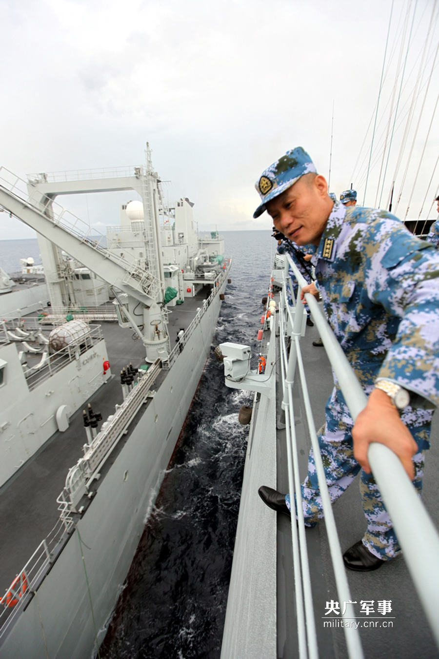 南海舰队远海训练编队展开海上补给演练