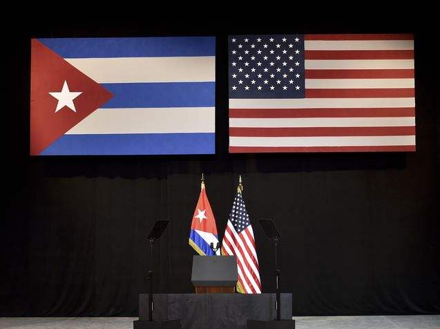 古巴国旗(左)和美国国旗.(新华/法新)