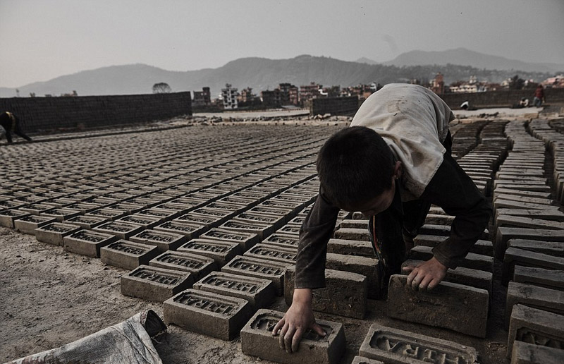 尼泊尔震后砖块需求剧增 童工盛行