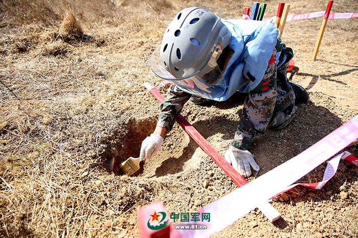 扫雷组组长在"蓝线"b59任务点对一枚以色列4号防步兵地雷进行局部挖掘