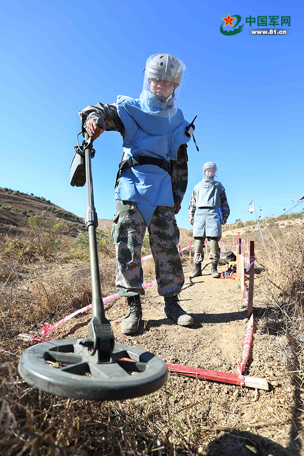 春节前夕,官兵正在"蓝线"b59任务点进行人工扫雷作业.