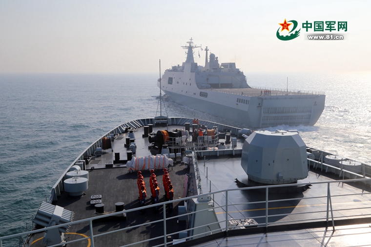 震撼南海舰队登陆舰群演练