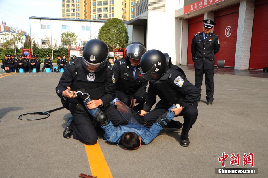三峡夷陵警方举行反恐处突演练"大比武"