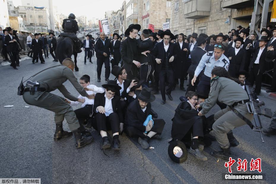 以色列骑警驱逐示威者 马冲入人群误伤同僚