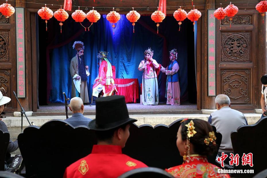 参加婚礼的客人,到南宅子戏苑看戏.